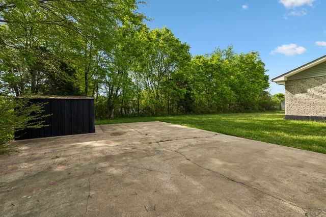 1003 Twin Creek Rd, Charlotte, TN 37036
