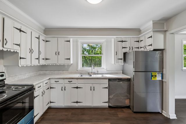 1003 Twin Creek Rd, Charlotte, TN 37036