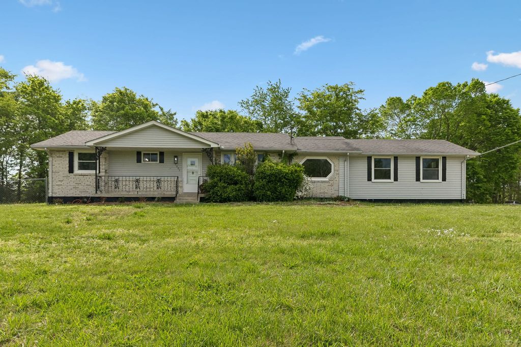 1003 Twin Creek Rd, Charlotte, TN 37036