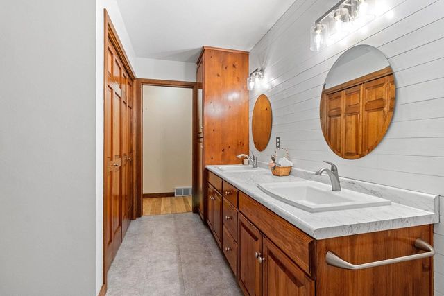 3410 GLENDALE AVENUE, Howard, WI 54313