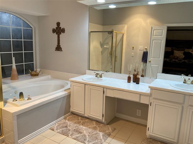 2102 Hunter Place Lane, Arlington, TX 76006