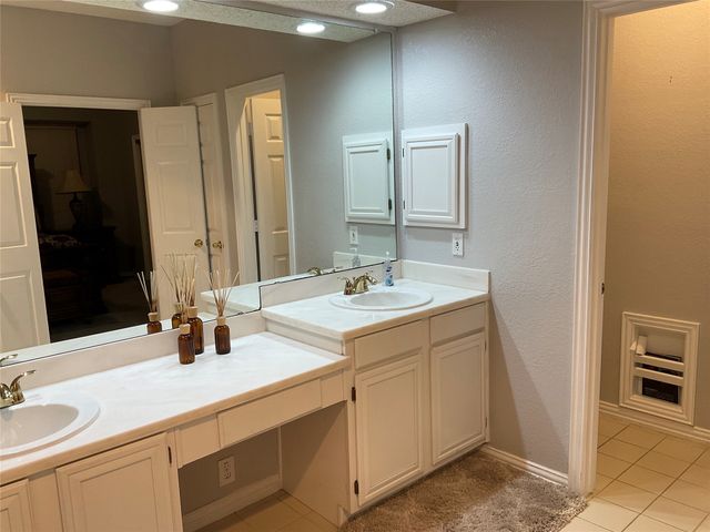 2102 Hunter Place Lane, Arlington, TX 76006