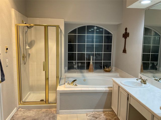 2102 Hunter Place Lane, Arlington, TX 76006