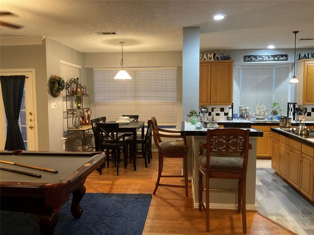 2102 Hunter Place Lane, Arlington, TX 76006