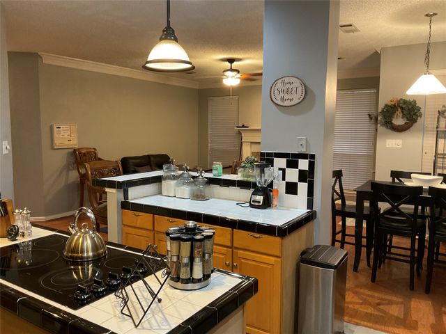 2102 Hunter Place Lane, Arlington, TX 76006