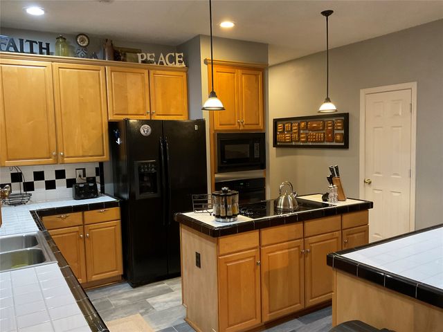 2102 Hunter Place Lane, Arlington, TX 76006