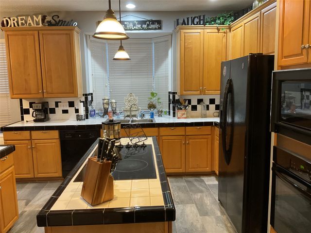 2102 Hunter Place Lane, Arlington, TX 76006