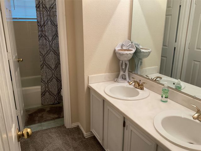 2102 Hunter Place Lane, Arlington, TX 76006