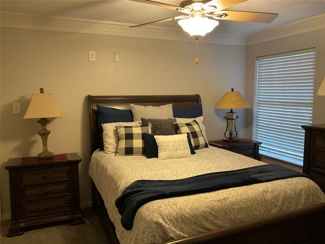 2102 Hunter Place Lane, Arlington, TX 76006