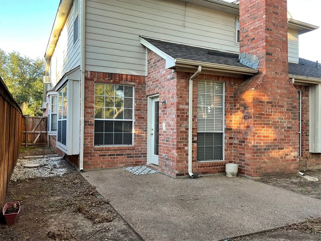 2102 Hunter Place Lane, Arlington, TX 76006