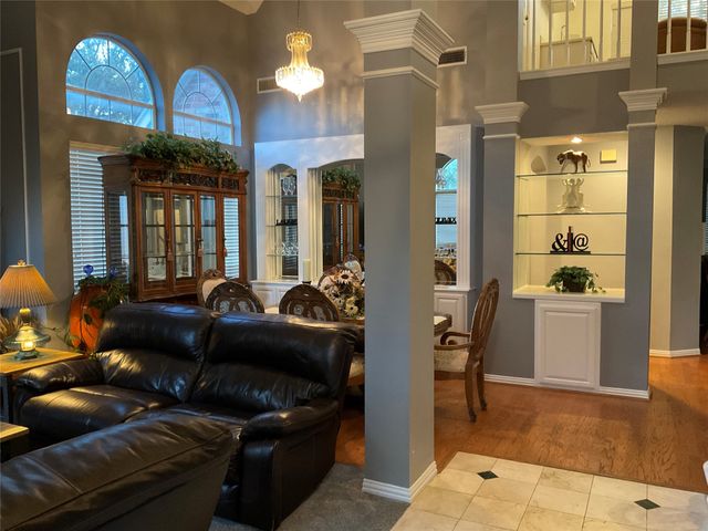 2102 Hunter Place Lane, Arlington, TX 76006