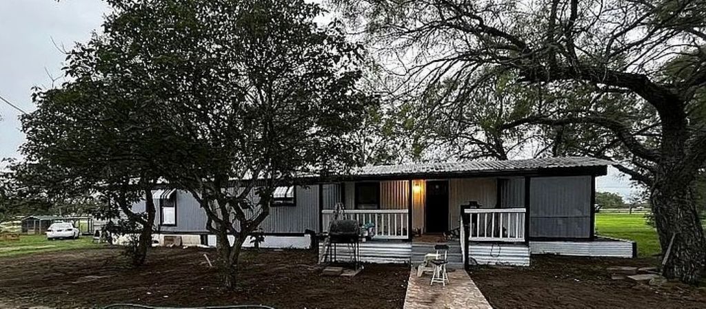 700 Lopez, George West, TX 78022