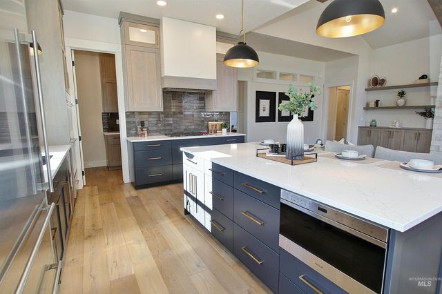 822 N Danville Ave, Eagle, ID 83616