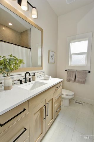 822 N Danville Ave, Eagle, ID 83616