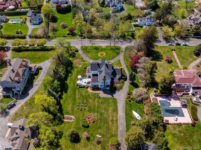 35 S Penataquit Avenue, Bay Shore, NY 11706