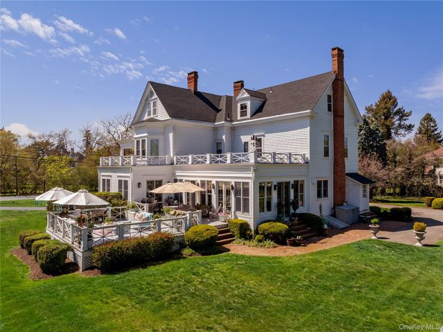 35 S Penataquit Avenue, Bay Shore, NY 11706