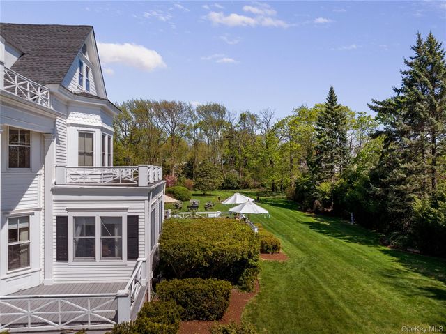 35 S Penataquit Avenue, Bay Shore, NY 11706