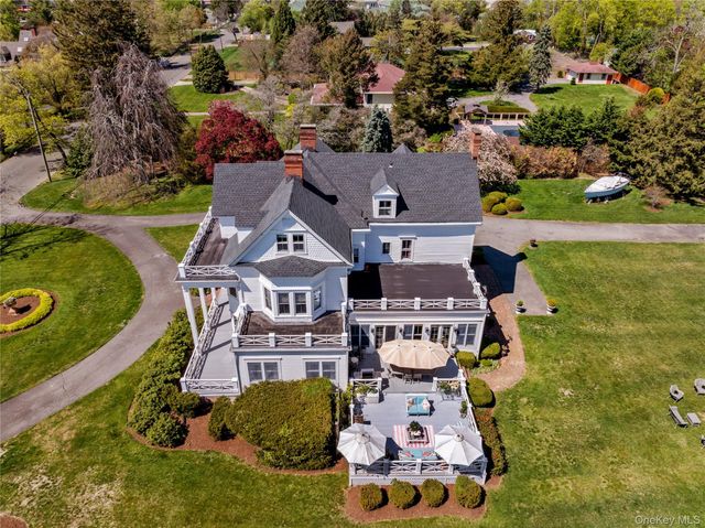 35 S Penataquit Avenue, Bay Shore, NY 11706
