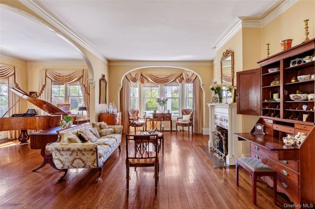 35 S Penataquit Avenue, Bay Shore, NY 11706