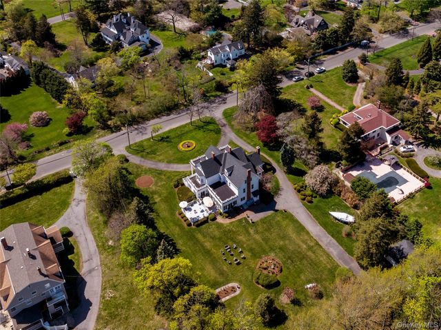 35 S Penataquit Avenue, Bay Shore, NY 11706