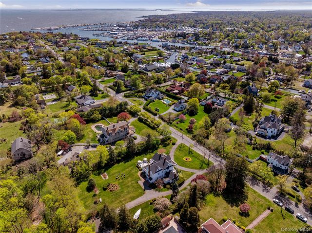 35 S Penataquit Avenue, Bay Shore, NY 11706