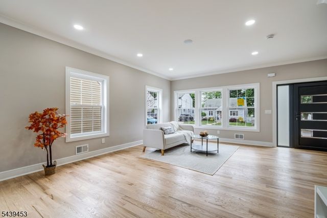 55 Long Hill Dr, Clifton City, NJ 07013
