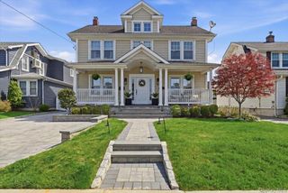 130 Wellington Road, Mineola, NY 11501