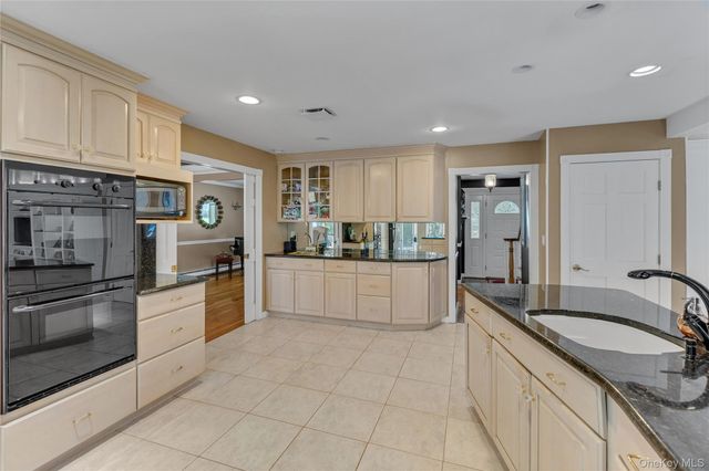 21 Martha Court, Centerport, NY 11721
