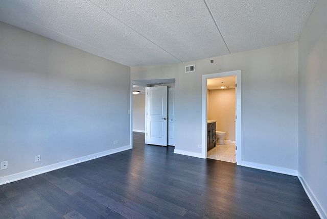 820 GRACELAND Avenue 505, Des Plaines, IL 60016