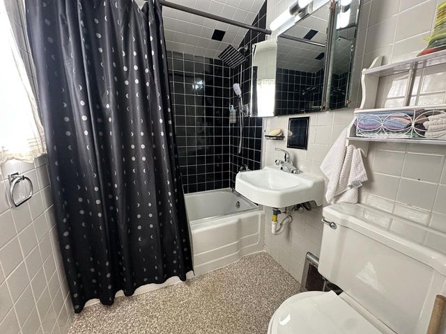 2349 S 77th STREET, West Allis, WI 53219