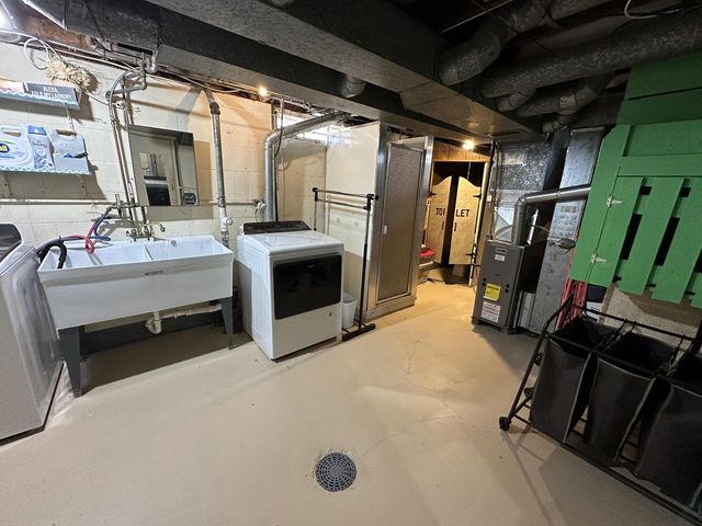 2349 S 77th STREET, West Allis, WI 53219