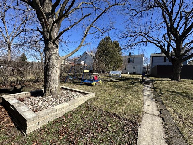 2349 S 77th STREET, West Allis, WI 53219