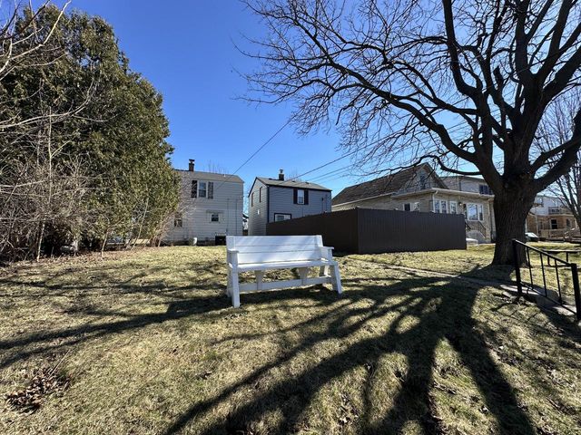 2349 S 77th STREET, West Allis, WI 53219