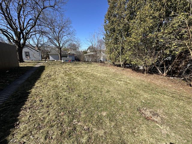 2349 S 77th STREET, West Allis, WI 53219