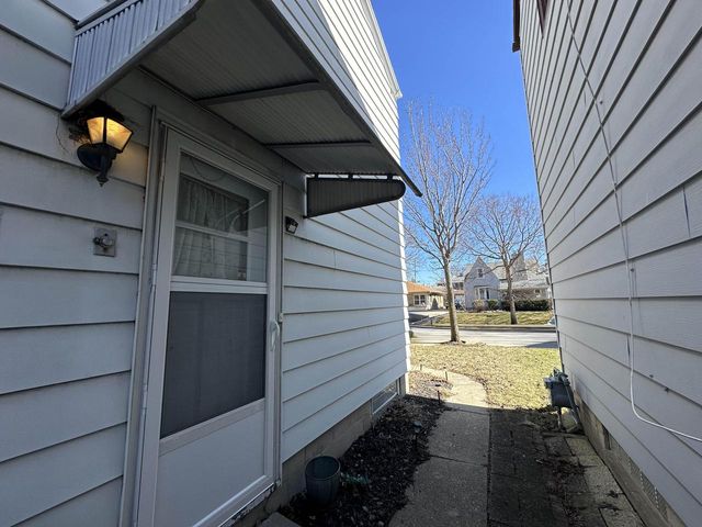 2349 S 77th STREET, West Allis, WI 53219