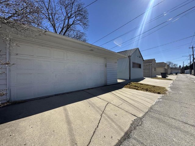 2349 S 77th STREET, West Allis, WI 53219