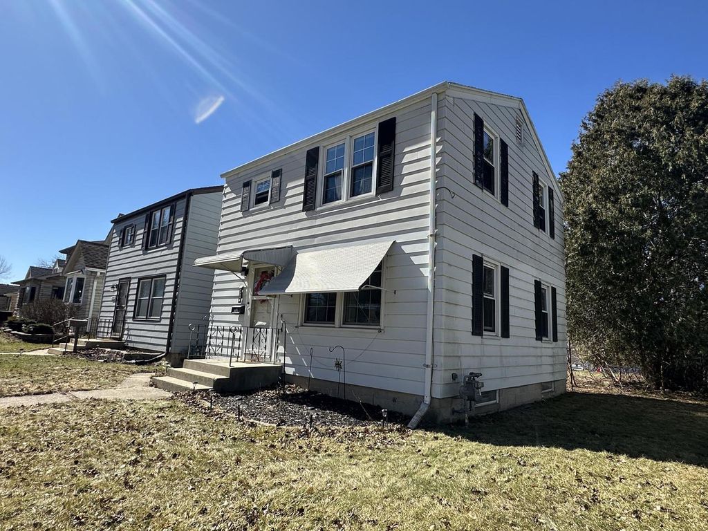 2349 S 77th STREET, West Allis, WI 53219