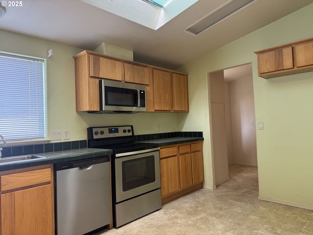 145 River Rd, Junction City, OR 97448