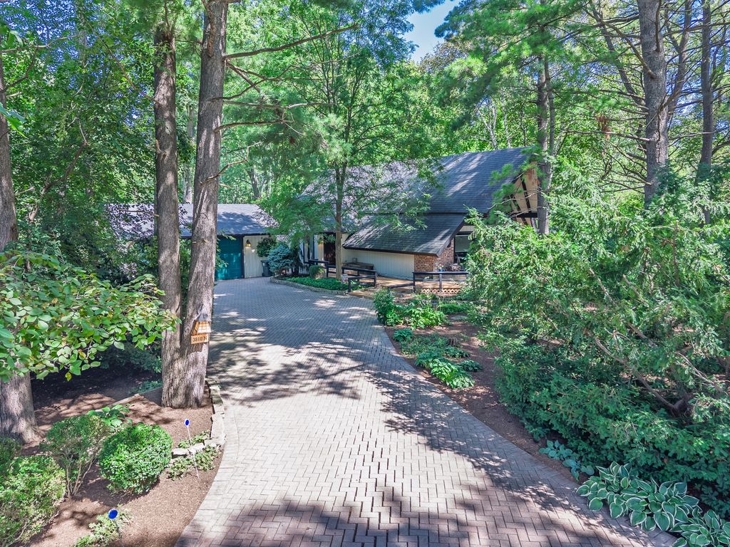 3810 N Oak Knoll Road, Crystal Lake, IL 60012