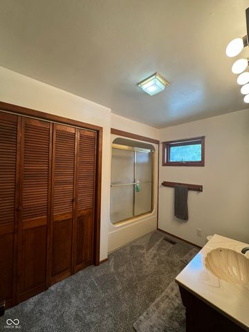 10296 N State Road 13, Elwood, IN 46036