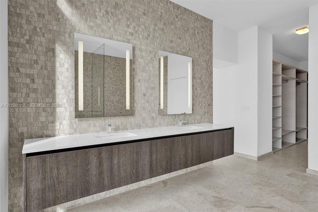88 SW 7th Street 4011, Miami, FL 33130