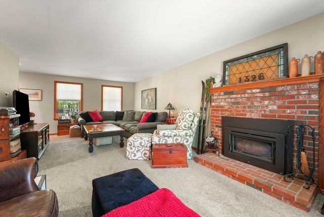 261 Pine Hill Rd, Chelmsford, MA 01824