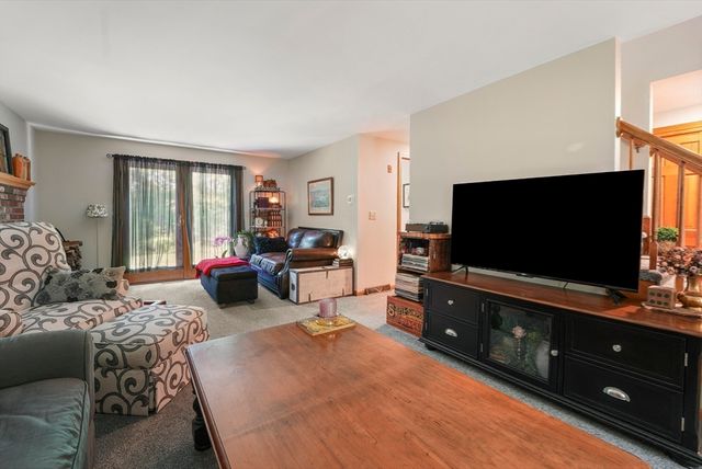 261 Pine Hill Rd, Chelmsford, MA 01824