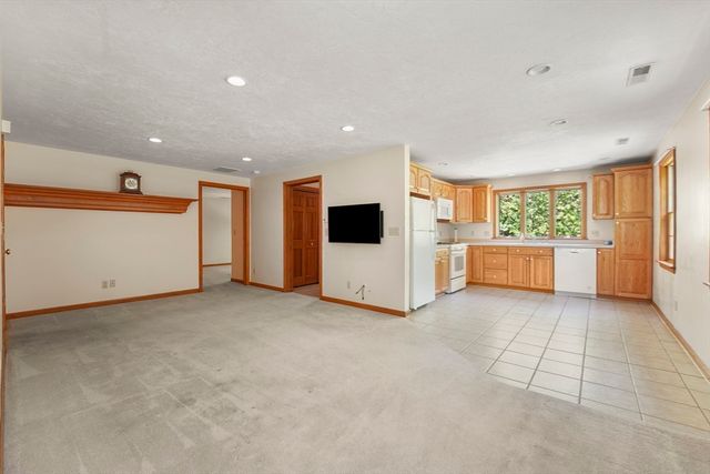 261 Pine Hill Rd, Chelmsford, MA 01824