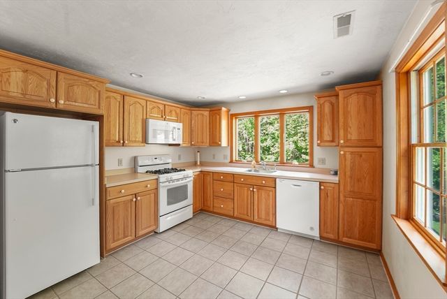 261 Pine Hill Rd, Chelmsford, MA 01824