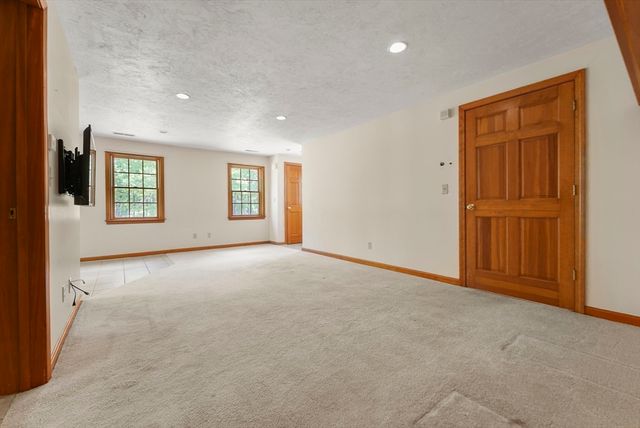 261 Pine Hill Rd, Chelmsford, MA 01824