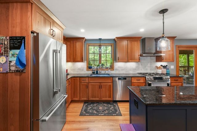 261 Pine Hill Rd, Chelmsford, MA 01824