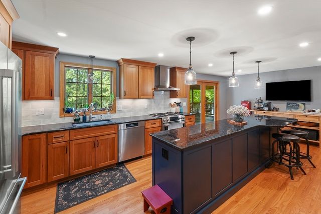 261 Pine Hill Rd, Chelmsford, MA 01824