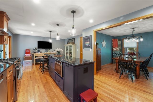 261 Pine Hill Rd, Chelmsford, MA 01824