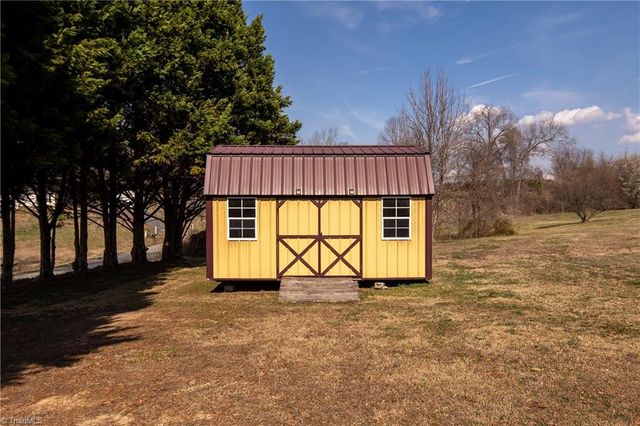 2198 S McKinney Road, Mount Airy, NC 27030